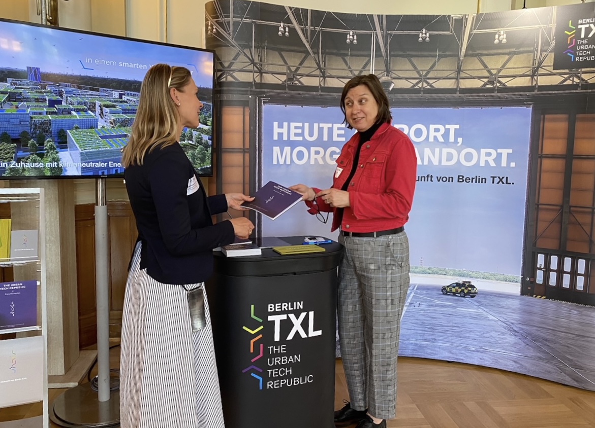 Grün, effizient und sicher🚙🌱 Das ist die Zukunft der #Mobilität, wie sie in der Urban Tech Republic entwickelt wird. Auf der Hauptstadtkonferenz #eMO23 konnten wir zahlreichen Besucher:innen Einblicke in die Pläne und aktuellen Entwicklungen in der #UTR geben.💚@eMObilityBerlin