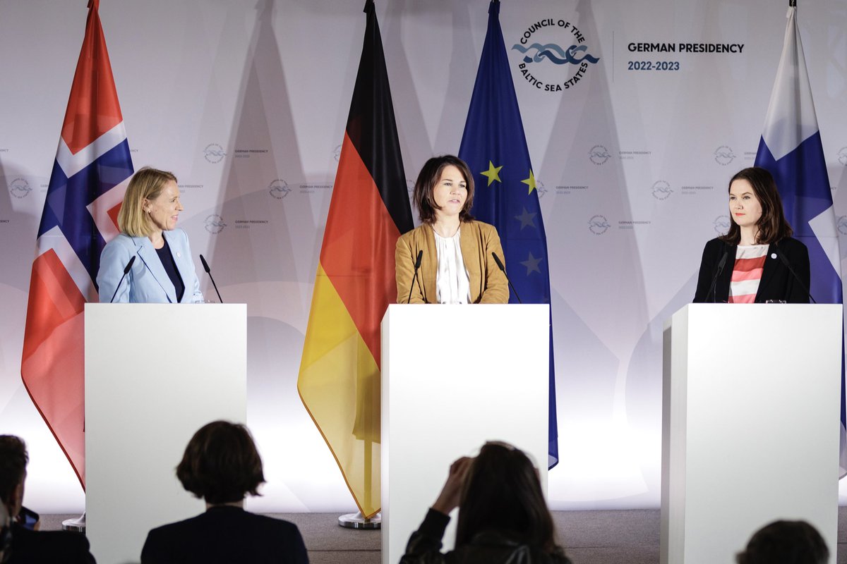 AuswaertigesAmt's tweet image. Wir haben den #Ostseerat nach der Zeitenwende durch den russischen Angriffskrieg in der Ukraine strategisch neu ausgerichtet. Wir müssen - 
jetzt erst Recht - in der Ostseeregion für unsere Sicherheit im Alltag gemeinsam eintreten. @ABaerbock in Wismar #CBSS 1/3