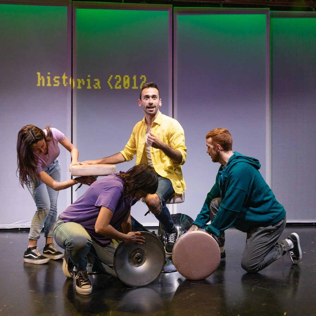 🎭 ¡Atención! 🎭

Esta tarde a las 18:00h en el <a href="/teatrolara/">Teatro Lara</a>, tienes una cita con las risas con #MiprimeraVez dirigida por <a href="/OlivaresGab/">Gabriel Olivares</a> 

📅 Hoy🕕 18:00h📍 Teatro Lara

Advertencia: ¡Puede que necesites un abanico para sofocar las risas y los momentos incómodos!

#Teatro #Comedia