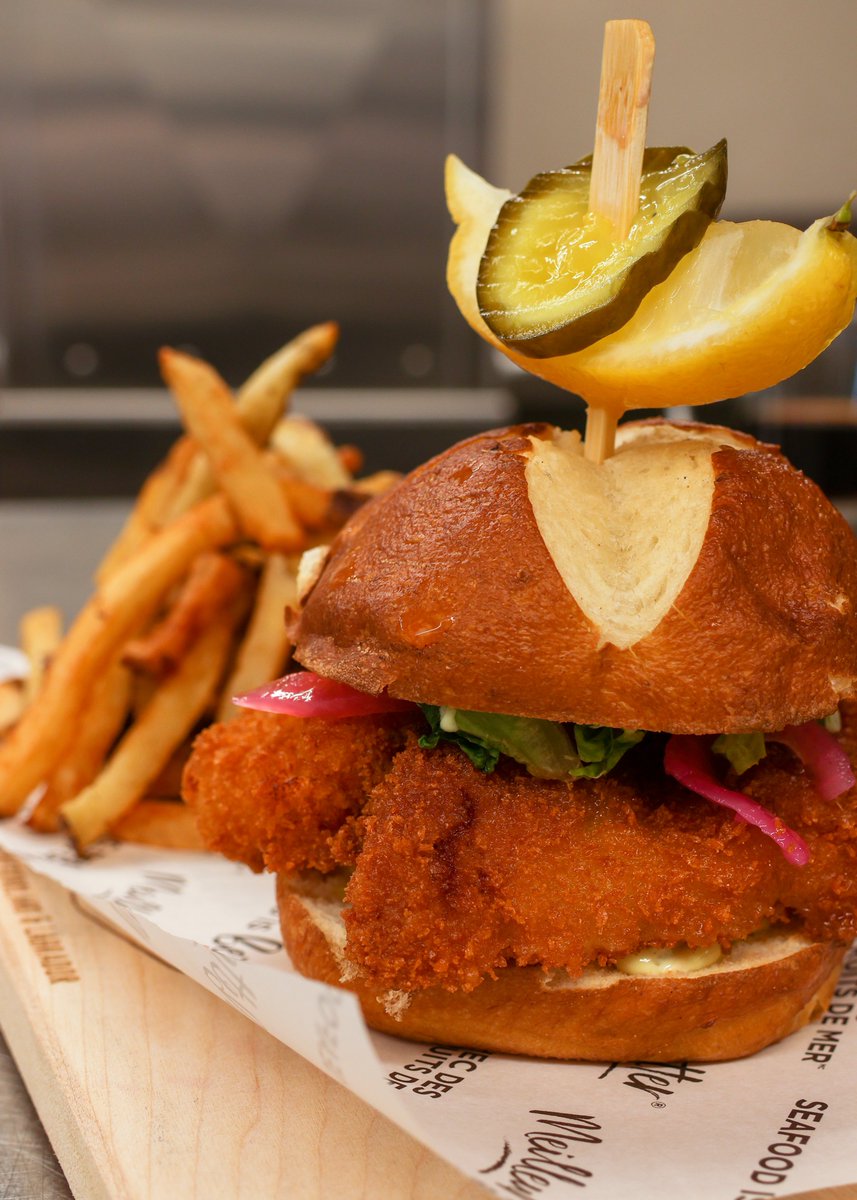 🐟 Finally a fun Fish Burger! 🍔✨ Indulge in our fresh fried panko-crusted cod, beautifully complemented by our house-made tartar sauce, sweet pickles, pickled red onion, and crisp lettuce. Served on a fluffy hot crossed bun, this fish burger is a true feast for your senses!🍽️