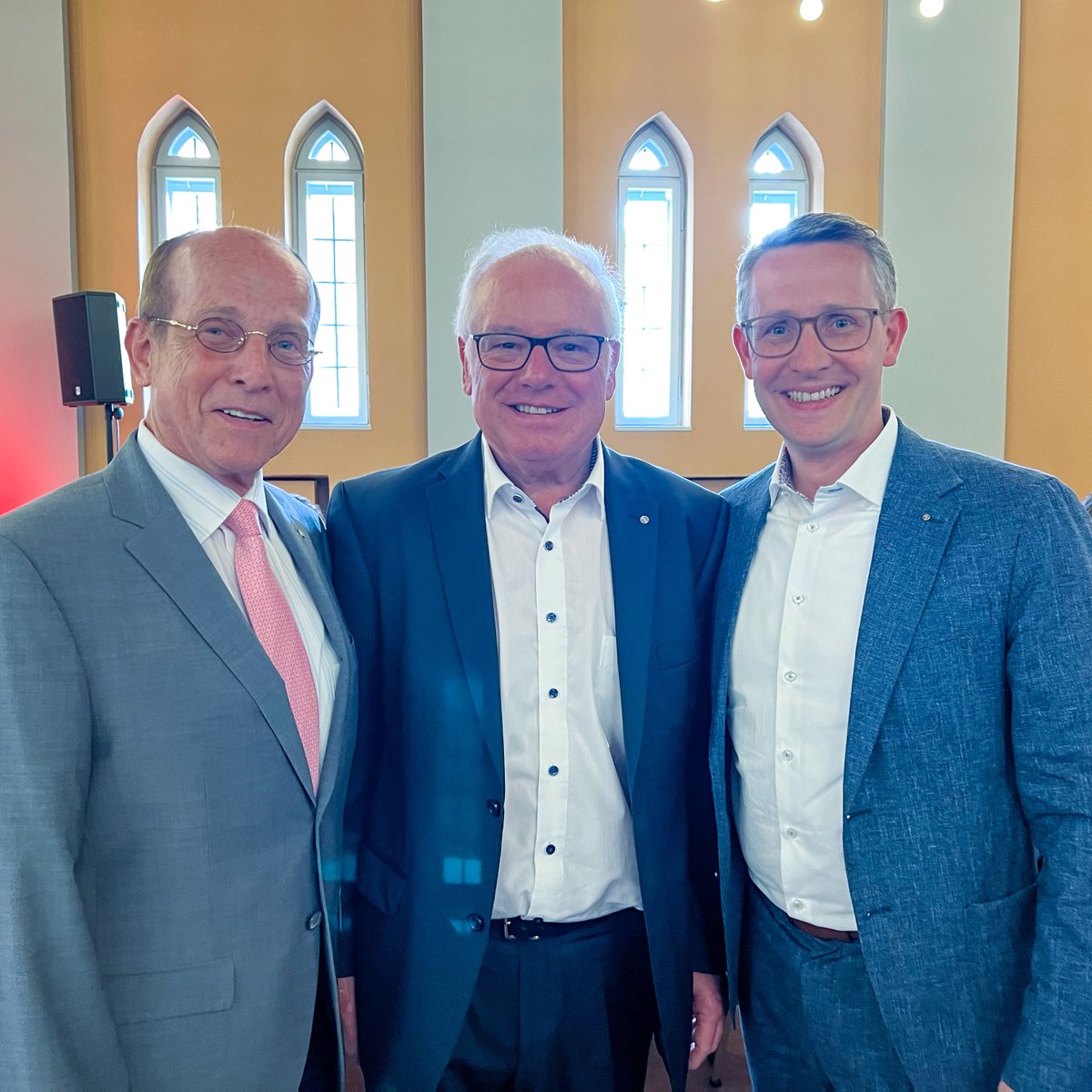 Mit Gerhard Zapff, dem ehemaligen technischen Vorstand der #WBGBrandenburg, wurde heute einer unserer wichtigsten Weggefährten in den Ruhestand verabschiedet. Ich bedanke mich für die langjährige #Zusammenarbeit auf #Augenhöhe &amp; gratuliere zur silbernen Ehrennadel @BBU_Wohnen.👏