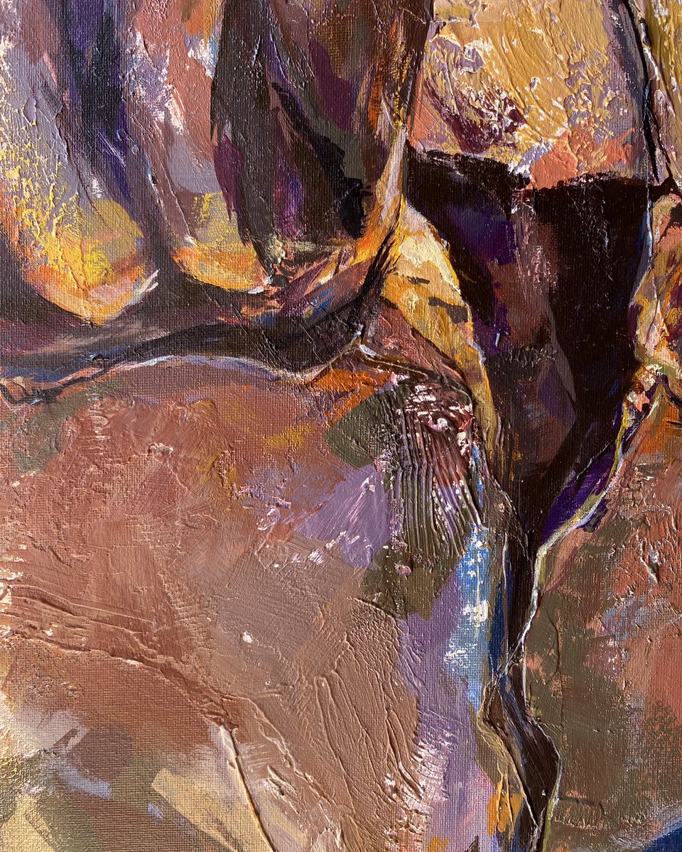 he intentado simular las llamas, como si su cabello fuera una especie de corona de fuego. Los ojos están pintados para parecer que están abiertos y cerrados a la vez, como huecos. Las roturas son lo que mas he disfrutado pintando, intentando crear luces y sombras.Y mucha textura!