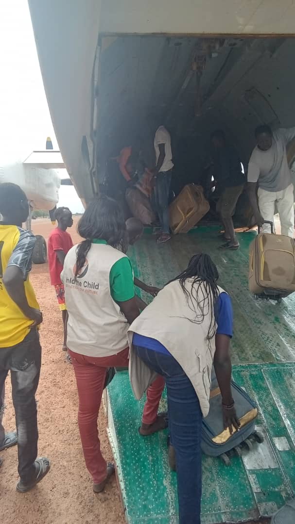 Today, #Abyei #administrative #Area received the second batch of 95 returnees from Sudan who were airlifted from Renk to. Agok Airstrip. ACEA conducted awareness on GBV and #PSEA.