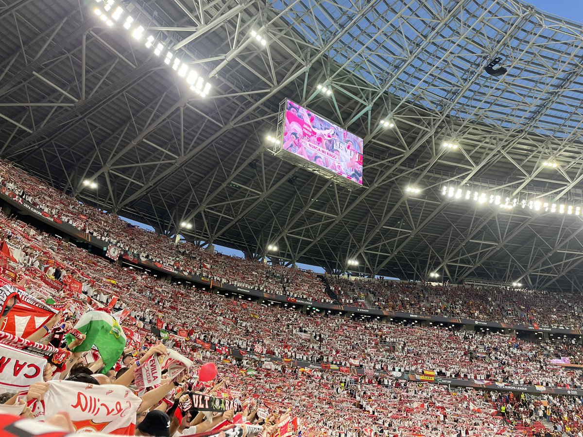 Recién llegado a casa, más de 20 horas tirados en aeropuertos, escalas perdidas, vuelos retrasados, pero con el orgullo por las nubes de haberte visto de nuevo CAMPEÓN!! Honor a mi gente y a quien defiende el nombre del Sevilla Fútbol Club allá donde va.