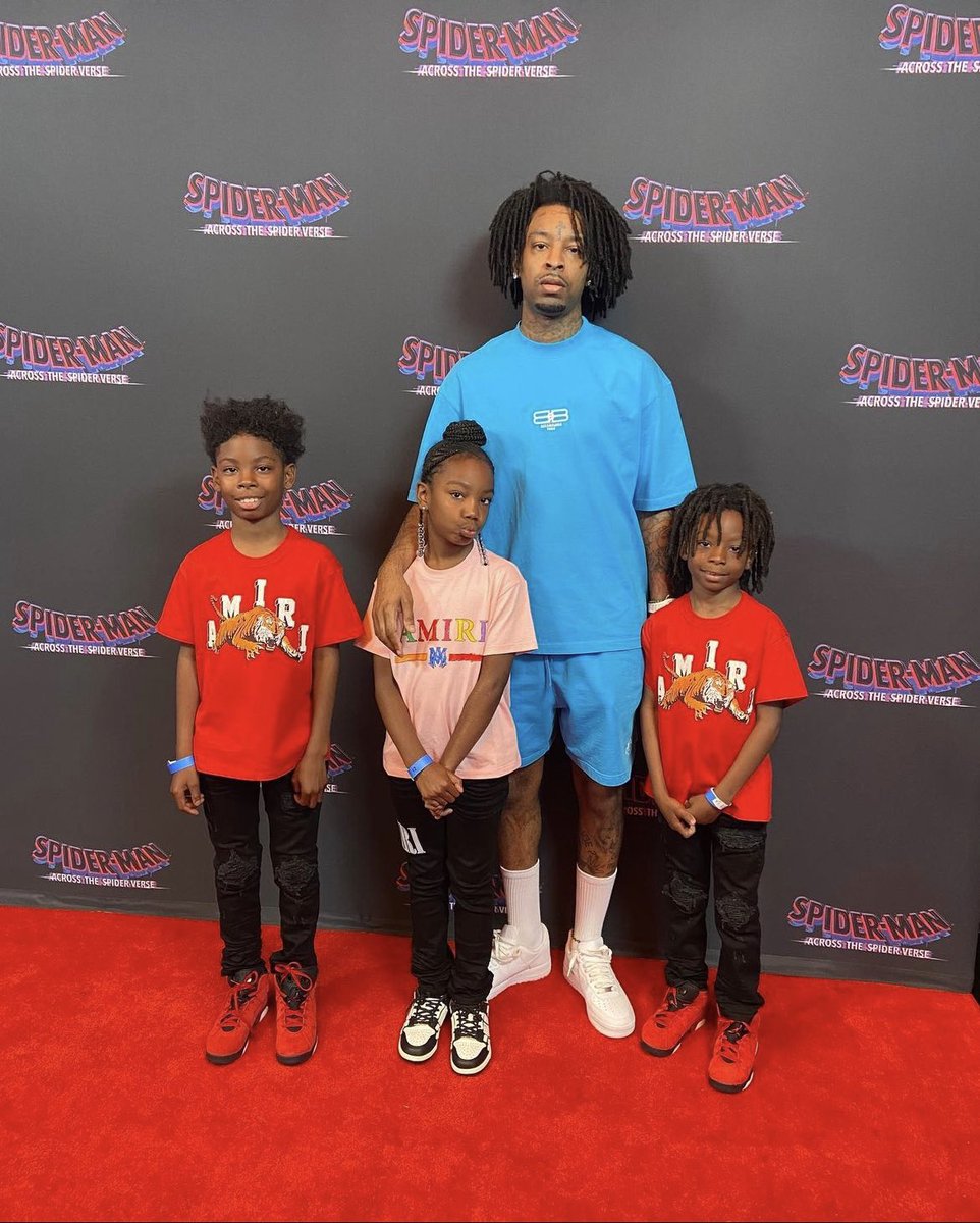 21 Savage with his kids at the #SpiderVerse screening in Atlanta 👨‍👧‍👦🗡️