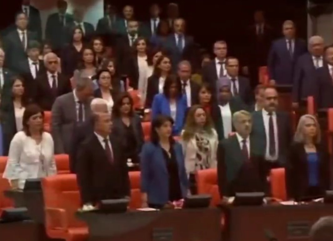 TBMM'nin yeni dönem açılışı sırasında HDP'li vekiller İstiklal Marşı okunurken dudaklarını kıpırdatmadı.