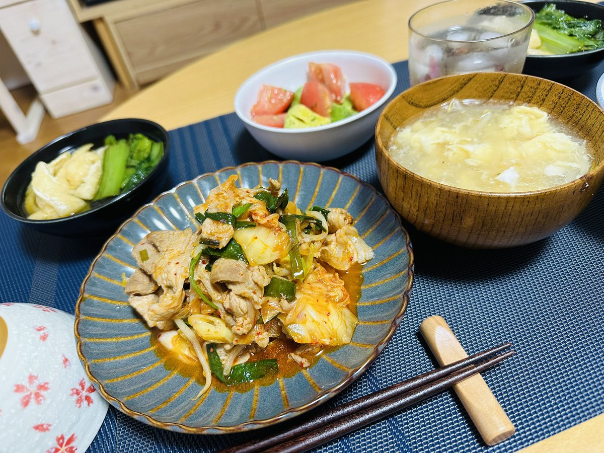 帰ってきた✨
今日の晩御飯は

豚キムチ🐷
小松菜の煮浸し🥬
アボカドとトマトのサラダ🥑🍅
もやしと卵の中華スープ🥚

いただきます🙏🙏✨

 #おうちごはん #酒好き #料理好きと繋がりたい #晩酌 #今日の晩御飯