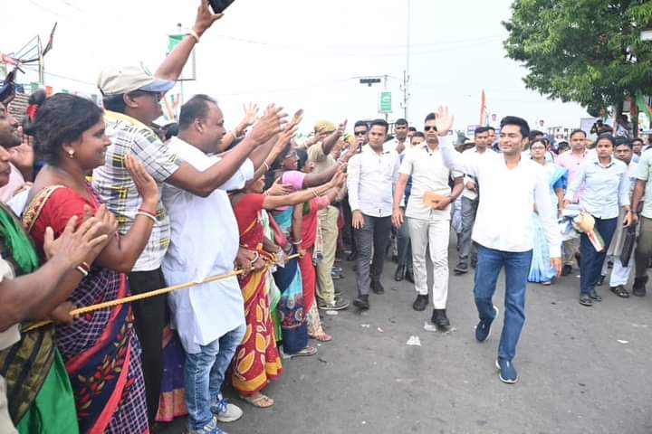 After yesterday's monumental Padyatra from Chandipur to Nandigram, Shri Abhishek Banerjee's Road Show in Nandakumar started with the same energy and exhilaration on Day 37 of #JonoSanjogYatra

#TrinamooleNaboJowar