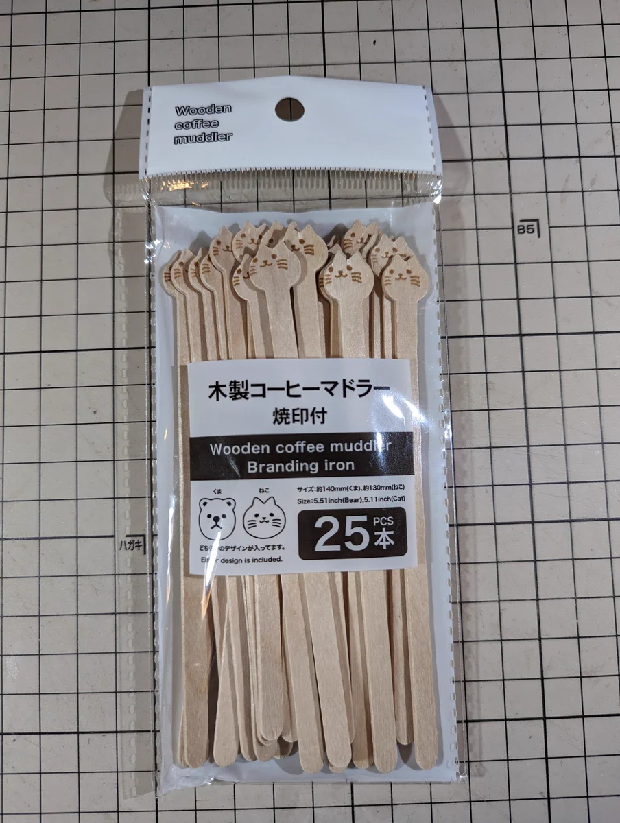 みんなでどこを見ているのかニャ？焼き印がズレたせいで、一点を見上げているように見えるマドラーがかわいい！