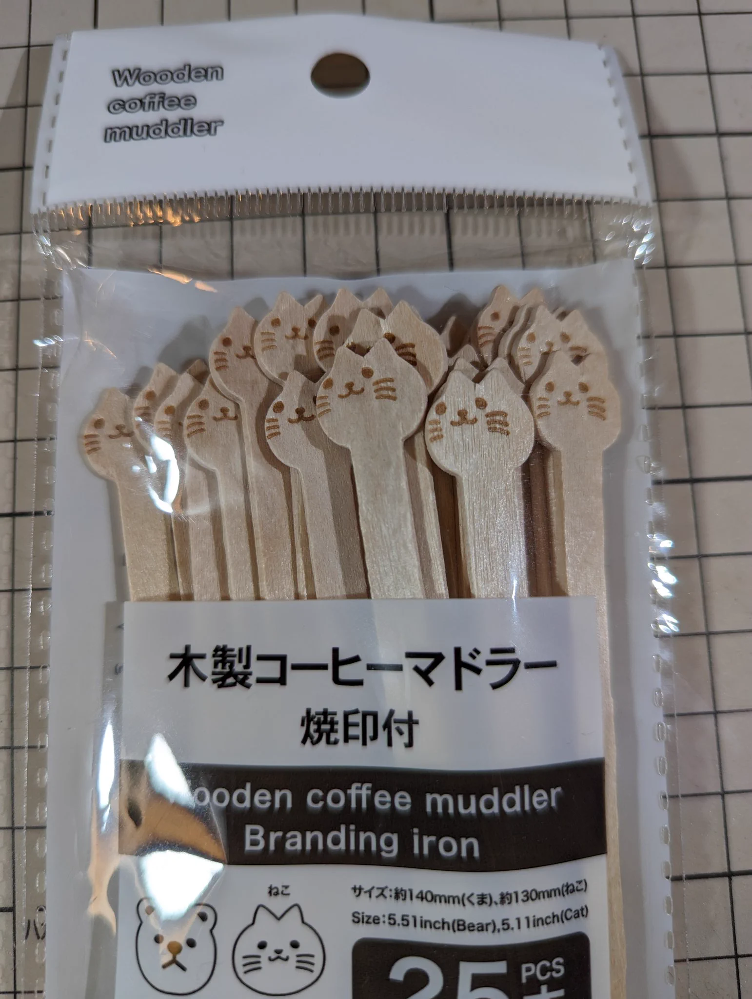 みんなでどこを見ているのかニャ？焼き印がズレたせいで、一点を見上げているように見えるマドラーがかわいい！
