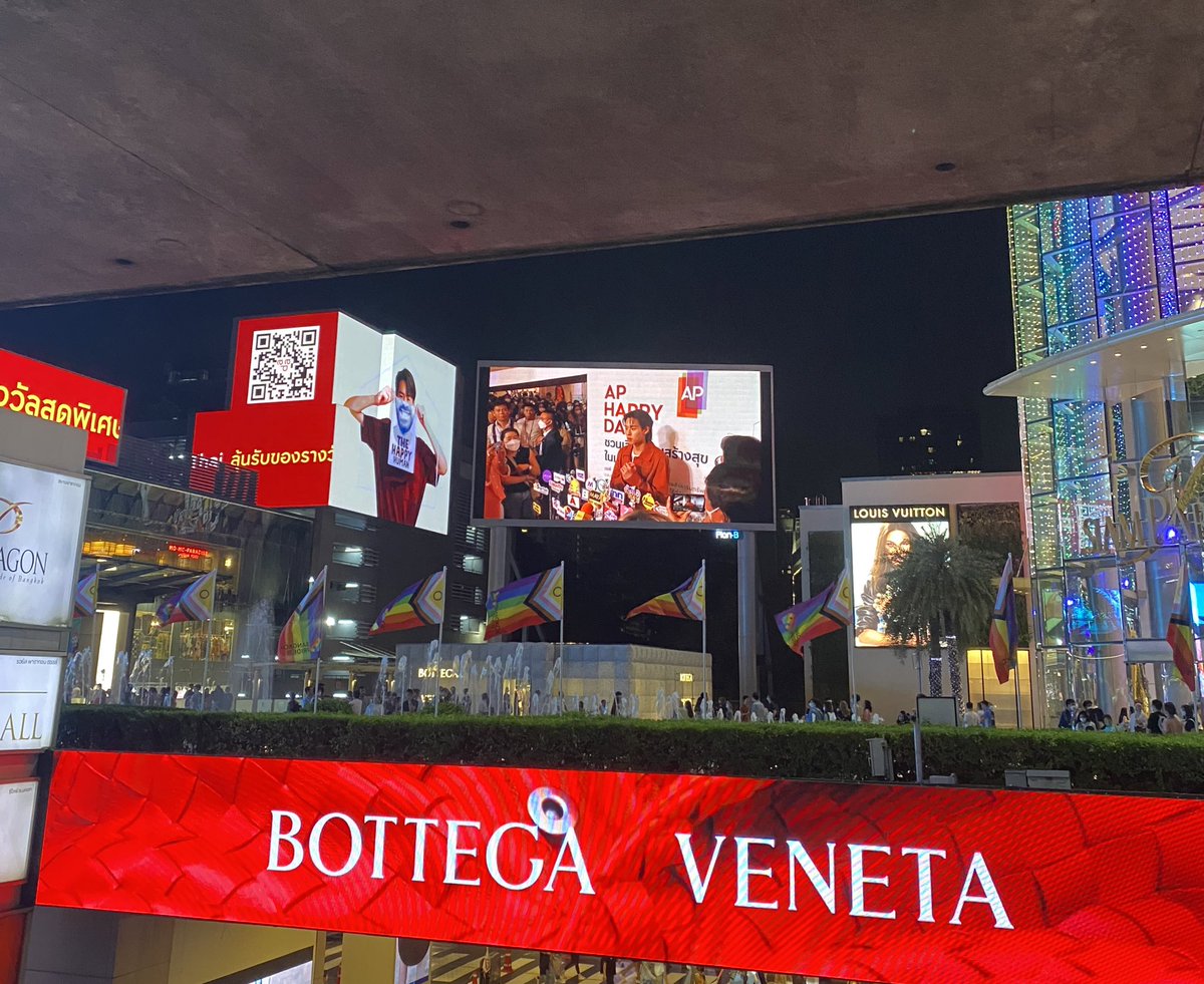 _MDXBKPP's tweet image. AP เล่นใหญ่มาก ก็ไลฟ์สดจอตรงลานข้างนอกด้วยเลย 
#BillkinxAP #APHappyDay 
#เลือกชีวิตดีๆที่HAPPY #APThai