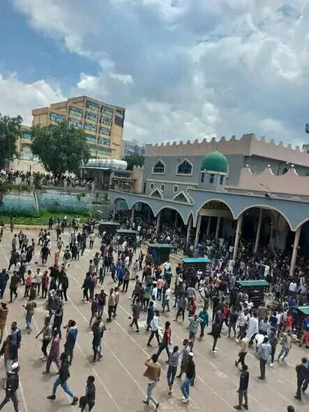 #BREAKING: Security forces were reported to have fired live shots at Muslims attending Friday Prayers at the Grand Anwar Mosque, Addis Ababa. There are reports of dozens injured without getting medical treatment.