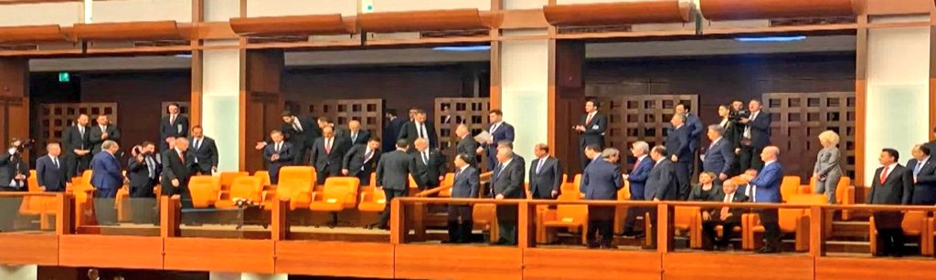 HALKIHABER's tweet photo. Cumhurbaşkanı Erdoğan'ın, TBMM'ye geldiği anlarda Kemal Kılıçdaroğlu'nun ayağa kalkmadığı, Ali Babacan'ın ayağa kalktığı görüldü.

#deprem #gntm #StrayKidsComeback #SpiderVerse #SpiderManAcrossTheSpiderVerse #زفاف_ولي_العهد #StrayKids #UkraineRussiaWar #bist100 #MehmetBarlas https://t.co/2SFDSfzgXm