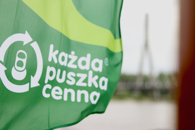 Jacek_Wodzislaw's tweet photo. Gdzie spędzić piątkowe, czerwcowe popołudnie🤔? Najlepiej nad Wisłą! Zwłaszcza, że dziś na Bulwarach Wiślanych powstaje #PIXELATA, czyli instalacja artystyczna z ekologicznym przesłaniem🌱♻️
W ten sposób #KażdaPuszkaCenna świętuje nadchodzący Dzień Ochrony Środowiska ♻️
#IRT2023 https://t.co/7RI4dG0kH8