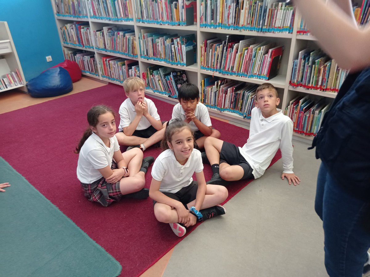 manyanetblanes's tweet image. Els i les alumnes de #3rEP A hem visitat la Biblioteca Comarcal de Blanes! Ha estat molt interessant! 📚 @biblioblanes #josocmanyanet #blanes #juntsarribemméslluny
