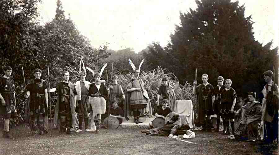 Irish Heritage News (@heritage_irish) on Twitter photo Funded by Harvard University & the Irish government, the recently launched <a href="/FionnFolklore/">Fionn Folklore</a> oral heritage database brings together 3,500 stories, songs & poems about Fionn mac Cumhaill & the Fianna. More here: rb.gy/a6779
#FolkloreFriday #Folklore #IrishFolklore #Irish Funded by Harvard University & the Irish government, the recently launched <a href="/FionnFolklore/">Fionn Folklore</a> oral heritage database brings together 3,500 stories, songs & poems about Fionn mac Cumhaill & the Fianna. More here: rb.gy/a6779
#FolkloreFriday #Folklore #IrishFolklore #Irish