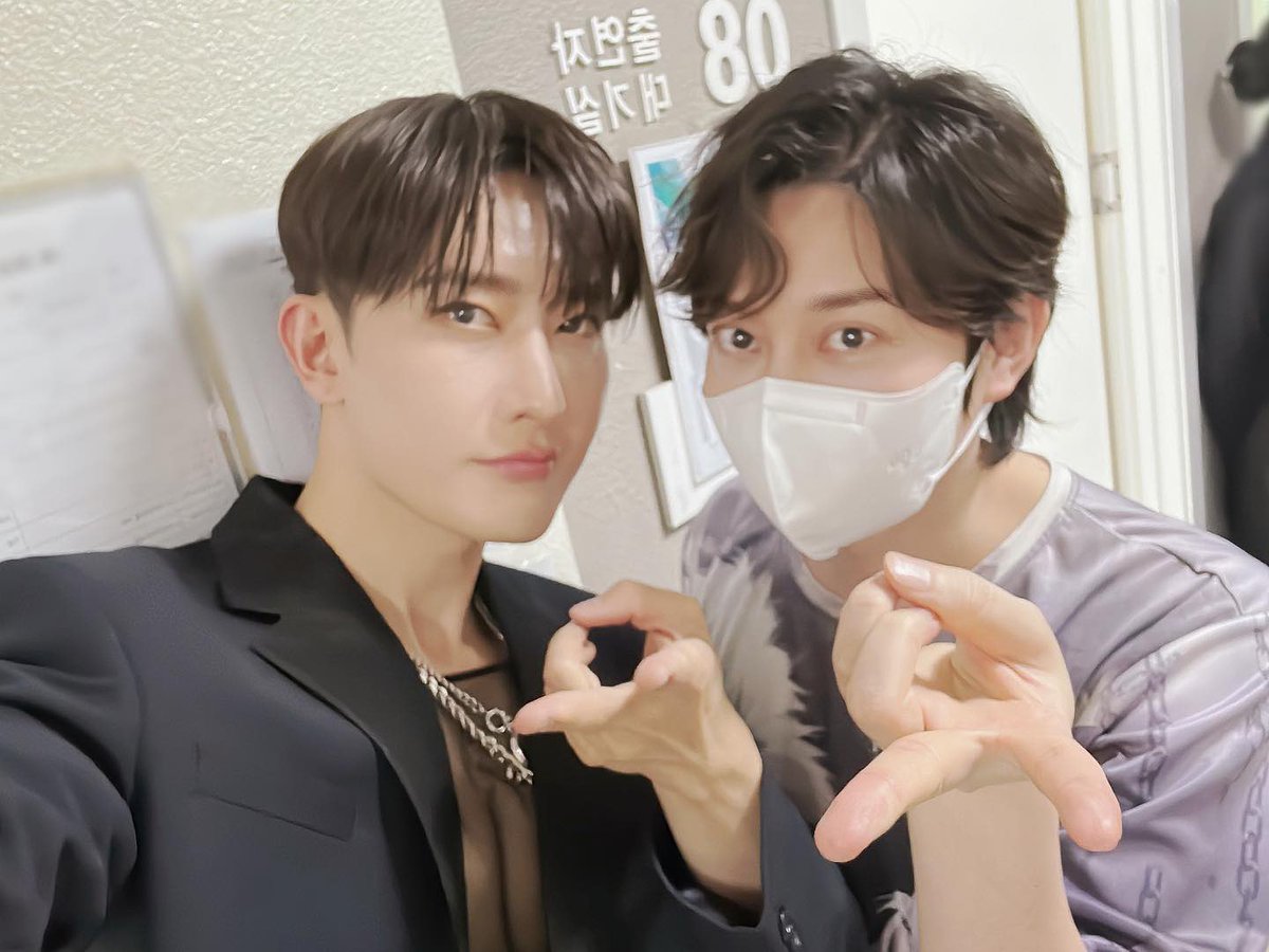 sunshine83710's tweet photo. zhouzhoumi419 IG #HEECHUL #김희철
오늘 서프라이즈 응원 해주신 희철이형
역시 우리형 멋있어요👍  我爱你❤️ https://t.co/LiXTCc2MKl