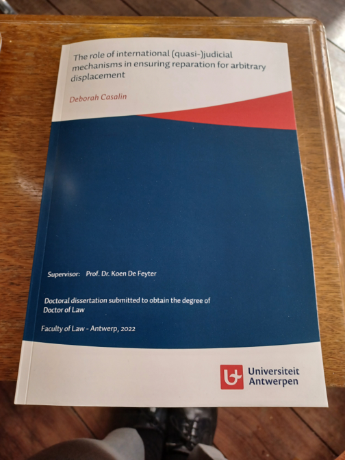 Happy 1st #PhDversary to me! The year has just flown since I defended my research on displacement, reparations &amp; int'l/regional HR bodies <a href="/UAntwerpLaw/">UAntwerpLaw</a> - here's more on what it's about &amp; who helped make it happen🧵