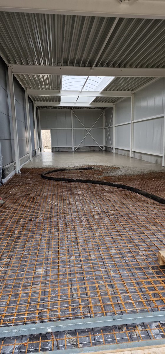 Afgelopen week is de lichtkoepel gemonteerd, vloerisolatie en de betonmatten aangebracht. Vandaag is de betonvloer gestort!