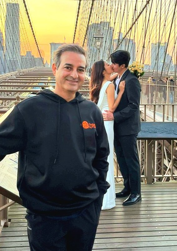 Radiance of Nostalgia...
To cheer about and live with it for yr entire life...it's not surreal.
At an iconic place Brooklyn Bridge, New York...
Pic.by kripa