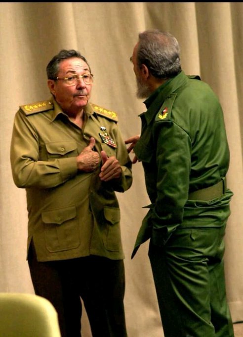 Dos hermanos en la lucha y en la vida. Ambos son ejemplos de conducta revolucionaria intachable. De ellos tenemos que aprender las nuevas generaciones de cubanos. #RaulEsRaul. Feliz 92 cumpleaños
@BermudezGeily 
@ToscoCubano 
@ETirador1 
@ErnestoMCruz1