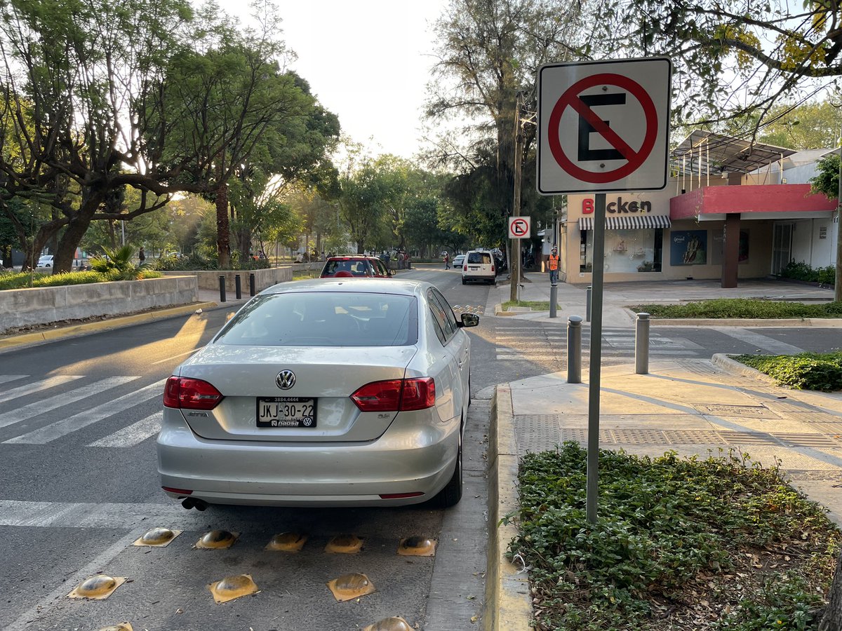 mario_juarez's tweet photo. Buenos días a todos de parte de don pistolas! Que al diablo el peatón! Av. Manuel Acuña 3317, Monraz, 44670, Gdl. @PoderAG_Jal @Poder_AG_GDL @GdlMovilidad @JaliscoVial https://t.co/hR7hZiKhZi