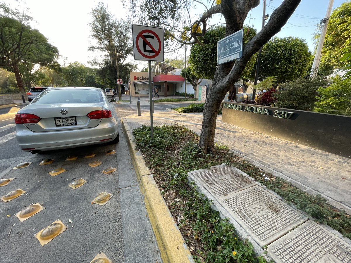 mario_juarez's tweet photo. Buenos días a todos de parte de don pistolas! Que al diablo el peatón! Av. Manuel Acuña 3317, Monraz, 44670, Gdl. @PoderAG_Jal @Poder_AG_GDL @GdlMovilidad @JaliscoVial https://t.co/hR7hZiKhZi