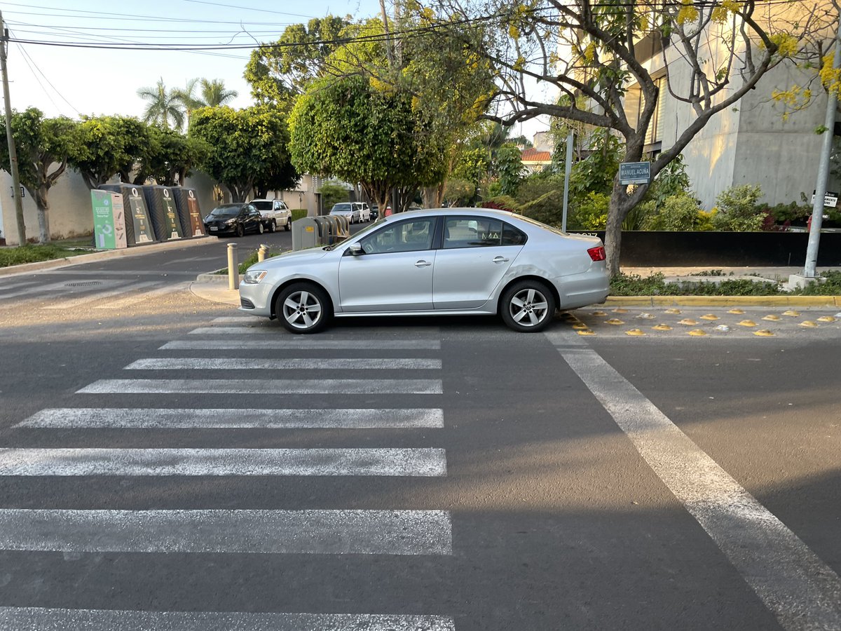 mario_juarez's tweet photo. Buenos días a todos de parte de don pistolas! Que al diablo el peatón! Av. Manuel Acuña 3317, Monraz, 44670, Gdl. @PoderAG_Jal @Poder_AG_GDL @GdlMovilidad @JaliscoVial https://t.co/hR7hZiKhZi