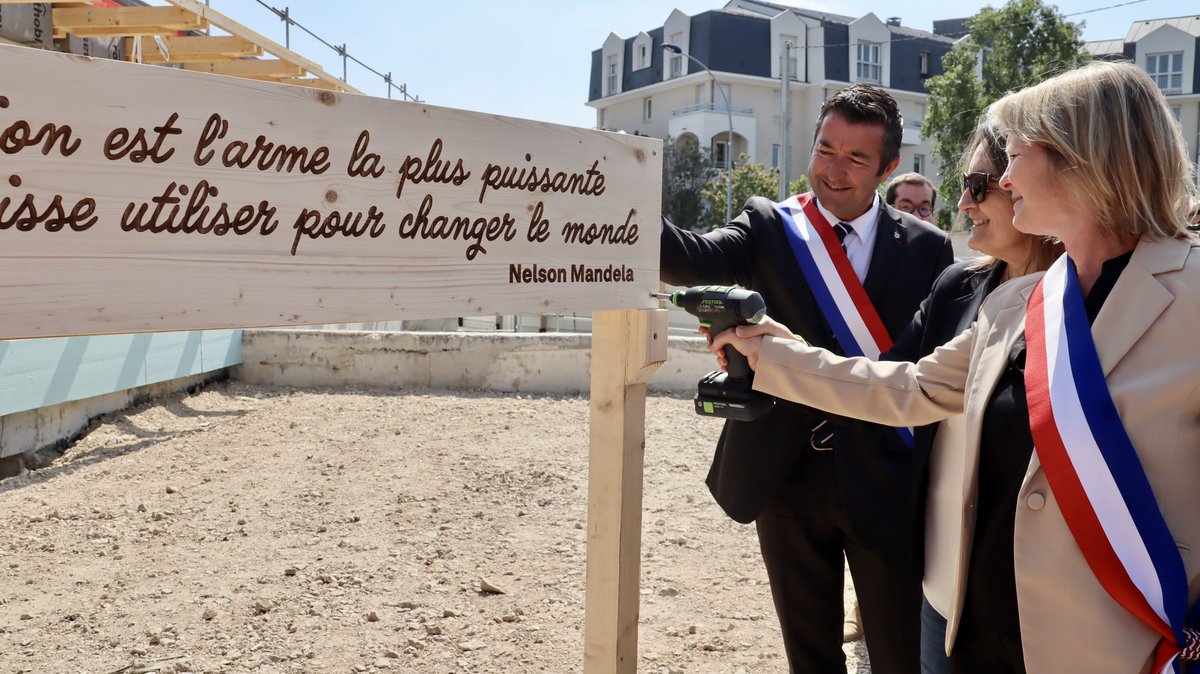 Pose de la première pierre de l’école Rouget de Lisle à #Poissy, étape supplémentaire dans la construction du nouvel écoquartier éponyme, aux côtés de la mairie @SandrineBDS et de @vpecresse. Un projet phare de 12 classes qui fait la part belle à l’environnement, financé par la…