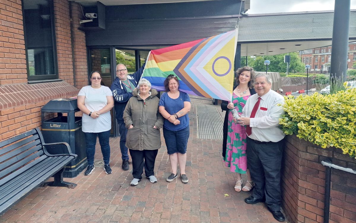 Pride flag raised at Town Hall ahead of Redditch's first ever LGBTQ+ event - redditchstandard.co.uk/news/pride-fla… #Redditch #RedditchStandard