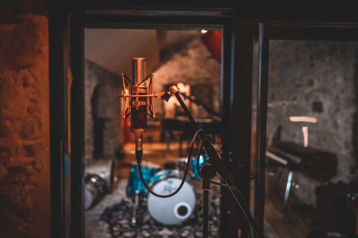 HellfireStudio's tweet photo. Blue Woodpecker Active Ribbon Mic set up in the vocal booth for a live session.
#microphone #vintagemicrophone #bluemicrophone #vocalbooth #ireland #musicstudıo #recordingartist #musicproducer #producer #studiolife #singer #sound #recording #musicstudio #songwriter #musician https://t.co/tEEMpDI2O1