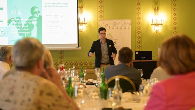 CEtoday (@cetoday_ch) on Twitter photo Mehr Digitalisierung führt nicht automatisch zu weniger CO₂-Emissionen. Die Referierenden am #Parldigi-Dinner zeigten auf, was es braucht, damit #Digitalisierung für den #Klimaschutz vom Fluch zum Segen werden kann. <a href="/parldigi/">Parlamentarische Gruppe Digitale Nachhaltigkeit</a> dlvr.it/Sq2VlS Mehr Digitalisierung führt nicht automatisch zu weniger CO₂-Emissionen. Die Referierenden am #Parldigi-Dinner zeigten auf, was es braucht, damit #Digitalisierung für den #Klimaschutz vom Fluch zum Segen werden kann. <a href="/parldigi/">Parlamentarische Gruppe Digitale Nachhaltigkeit</a> dlvr.it/Sq2VlS