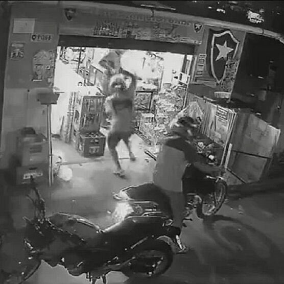 CrimesReais's tweet photo. Homem tem a mão decepada por golpes de facão, após roubar um orfanato em Manaus: https://t.co/kFdd3ct1xM