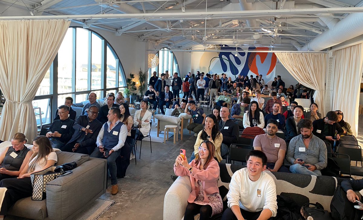jowyang's tweet photo. My view from the front row at the AI Pitch Session hosted by @casey_lau judges: @chrismccann @CorinneMRiley @anaganath @amin3141 @edithyeung at @SHACK15sf. 

Startups had 1 minute to pitch their AI product to  judges and a crowd of hundreds who came in from #SFTechWeek. 

SF is *booming* there were aprox 4 other concurrent AI events. #ai