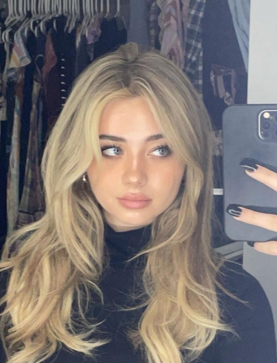 「¡𝑼𝒏𝒂 𝑷𝒓𝒆𝒄𝒊𝒐𝒔𝒖𝒓𝒂 𝑺𝒂𝒍𝒆 𝒂 𝒍𝒂 𝑳𝒖𝒛!」

💗: [ Katherine Michelle Taylor ] 

🎀: [ 24 años ]

💐: [ Femenino┃ She/her ┃Bisexual ]

🌹: [ La ropa, las flores blancas, escuchar música ] 

🥀: [ No tener la razón, el calor y la gente aburrida ]