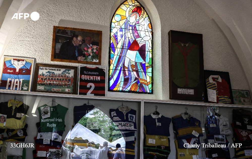afpfr's tweet image. Quatre vitraux mêlant la Vierge à des scènes de jeu éclairent la chapelle : dans un village des Landes, le rugby est (vraiment) une religion u.afp.com/iRoG ✍️ @SebDuval #AFP