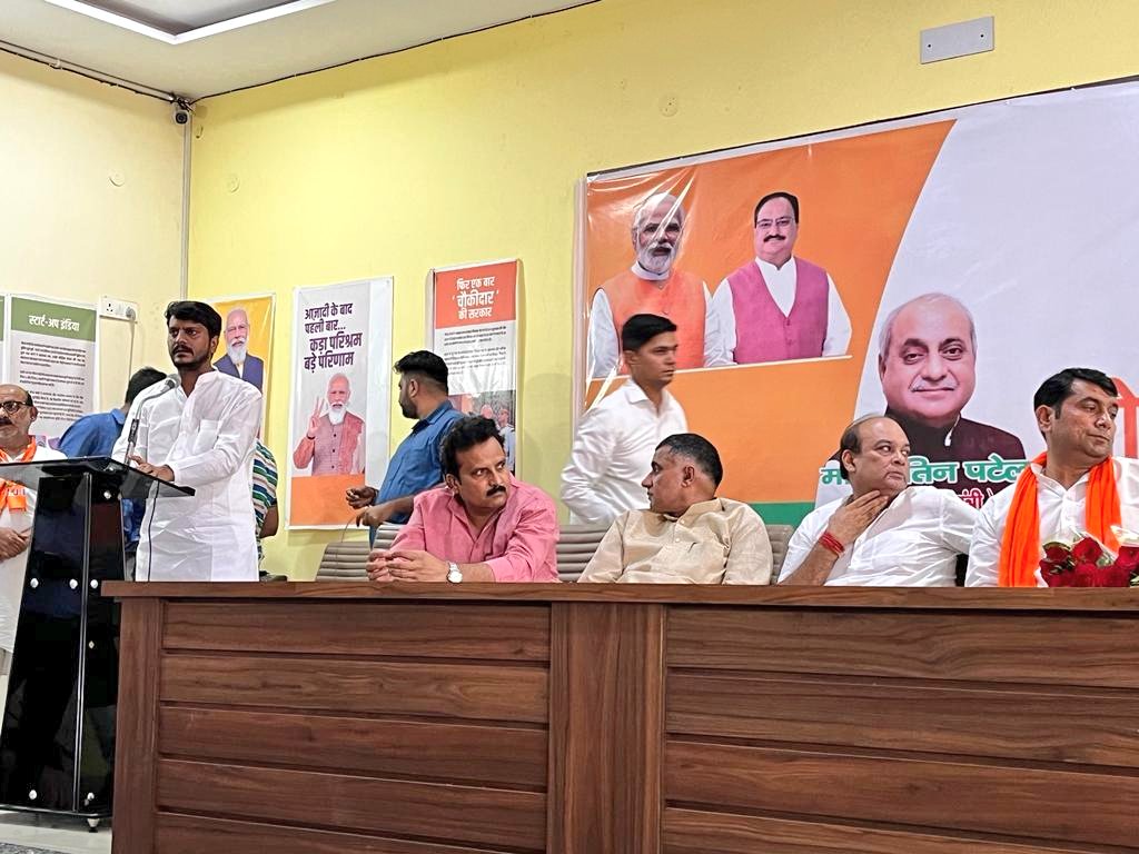 sukhvindrasom's tweet photo. मा. प्रधानमंत्री आदरणीय श्री @narendramodi जी के नेतृत्व में केन्द्र सरकार के 9 वर्ष पूर्ण होने के उपलक्ष्य में महासंपर्क अभियान के तहत मुजफ्फरनगर में 'सोशल मीडिया संवाद' कार्यक्रम सम्पन्न हुआ। मुख्य अतिथि निवर्तमान मा० उपमुख्यमंत्री (गुजरात)श्री  @Nitinbhai_Patel जी एंव मा. प्रभारी मंत्री डॉ. सोमेन्द्र सिंह तोमर जी ने केन्द्र सरकार एंव प्रदेश सरकार के विकास, बड़ी उपलब्धियों एवं सोशल मीडिया की उपयोगिता के संबंध में विस्तार से जानकारी दी। 

इस अवसर पर मा० जिलाध्यक्ष श्री विजय शुक्ला जी, मा० जिला पंचायत अध्यक्ष श्री वीर पाल निर्वाल जी, श्री डी.के शर्मा जी, पूर्व विधायक श्री उमेश मलिक जी, श्री प्रमोद उटवाल जी, श्री प्रदीप सैनी जी, श्री गौरव स्वरूप जी, श्री डॉ. पुरुषोत्तम जी सहित अन्य सम्मानित गण भी उपस्थित रहे । @Bhupendraupbjp @idharampalsingh