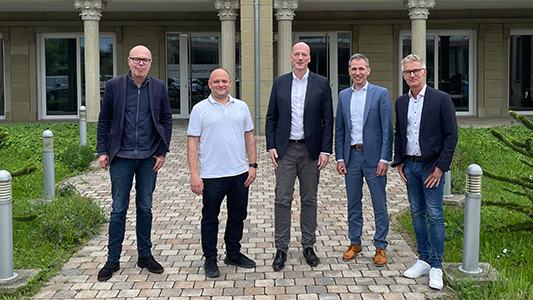 Lord Mayor 𝗗𝗿. 𝗗𝗼𝗺𝗶𝗻𝗶𝗸 𝗚𝗲𝗶ß𝗹𝗲𝗿 visits <a href="/AUVESY/">auvesy-mdt</a>-MDT for a first-hand impression of the local software company, which he describes as the “hidden champion” of Landau.

Read more 📰 👇
hubs.ly/Q01RTM0V0

#landau #economicgrowth #octoplant #smartmanufacturing