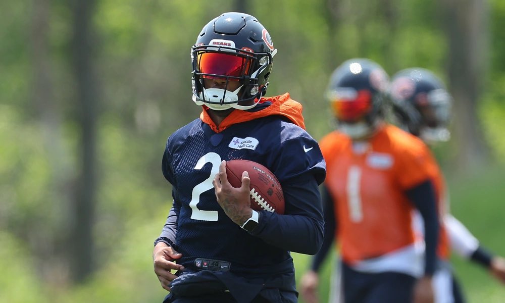 𝗧𝗥𝗘𝗡𝗗𝗜𝗡𝗚
According to multiple sources, #Bears WR D.J. Moore has been shredding defensive backs in OTA’s. 

“He looks reinvigorated” per a league source.

Apparently Moore is absolutely loving his new QB Justin Fields. The two are hitting it off both on and off the field.