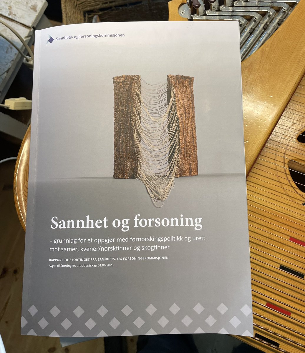 Dag Raaberg, direktør for Skogfinsk Museum leser fra rapporten til Sannhets-og Forsoningskommisjonen kl 17:50 Nrk 2.
Jeg er sjokkert over hvor villet fornorskningspolitikken har vært med bevilgninger fra Stortinget rettet mot skolene for å frata barna deres identitet.