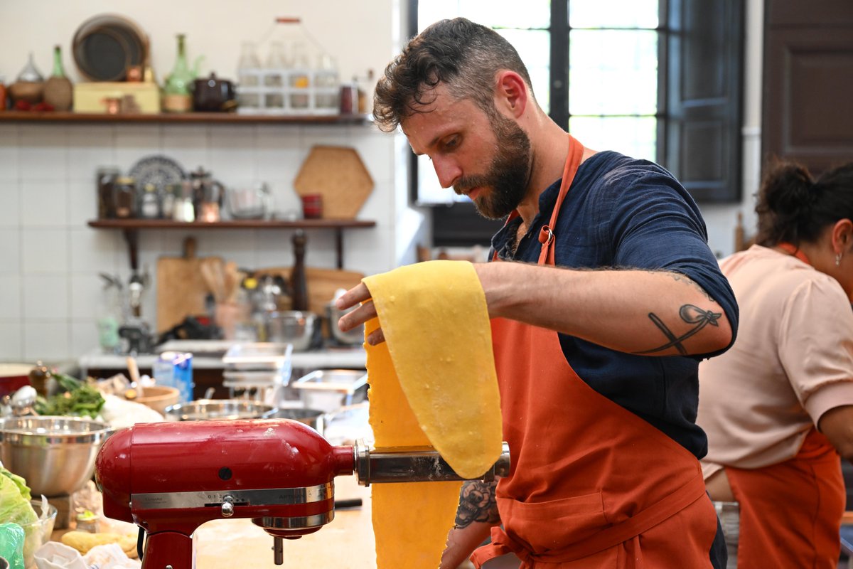 Back at the villa, all three competitors are getting to work on their two-course meals. They have 75 minutes to put together a fine-dining experience for <a href="/guarnaschelli/">alex guarnaschelli</a> + @gabebertaccini. #CiaoHouse