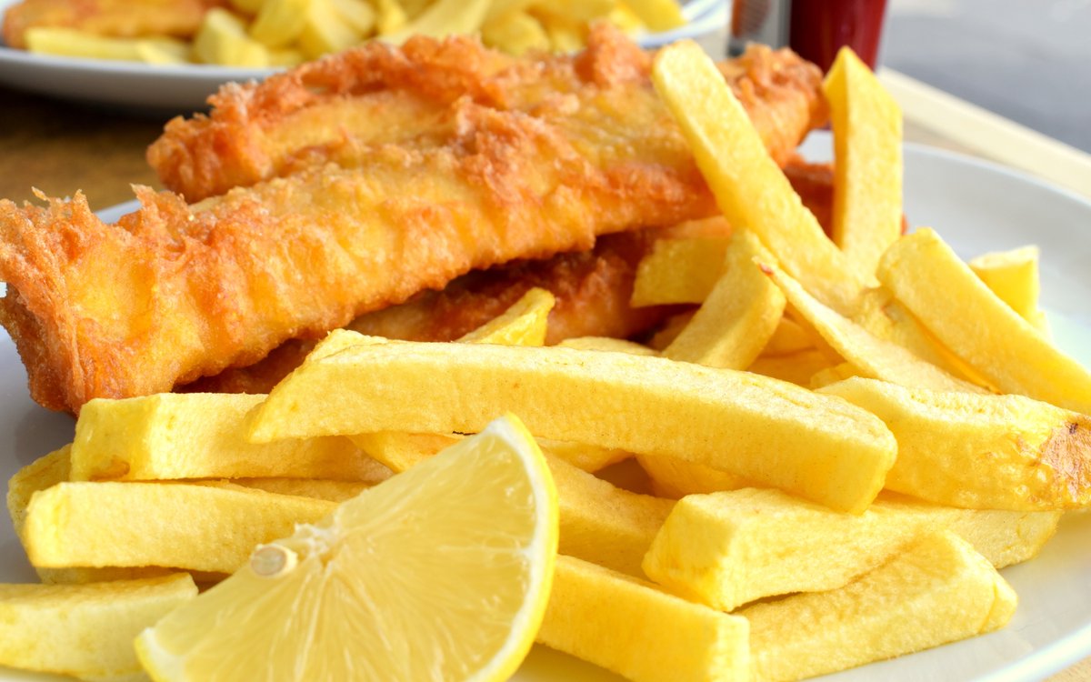 MorleyHayes's tweet photo. Today marks #NationalFishandChip Day!
To celebrate, take a trip to our #Roosters Restaurant where you can enjoy beer battered haddock, chips, a choice of mushy or garden peas, tartare sauce and a lemon wedge! Book your table at https://t.co/IbqMi5c0Kc and come and visit us! https://t.co/XRCZ5bVFqH