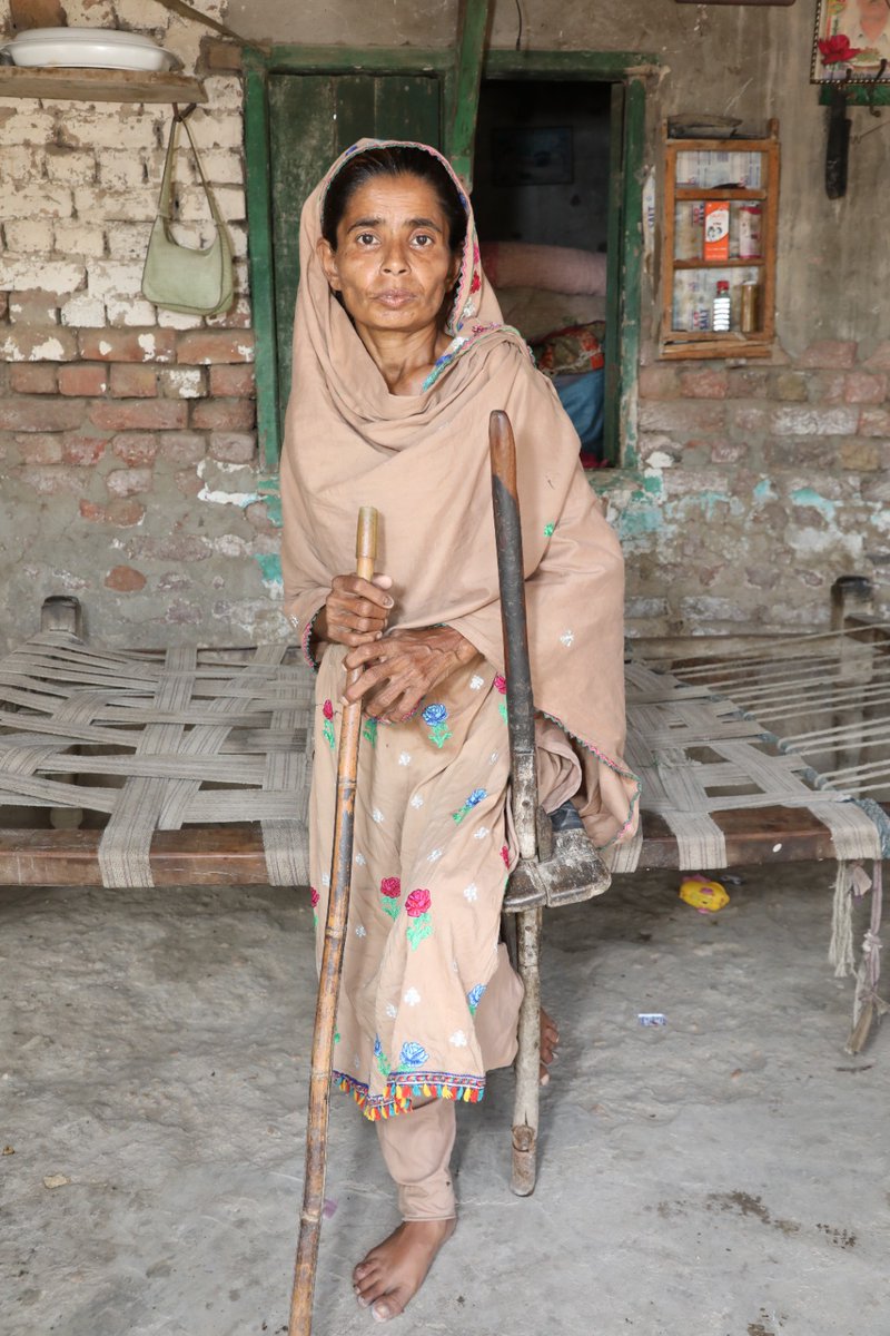 Lal Khatoon, a resident of Sanghar district, was unable to rescue herself during floods due to her disability. Her husband carried her on his shoulders to rescue her but she was wounded badly. Despite these challenges, she continues to support her family.
#HoslayDoobayNahn