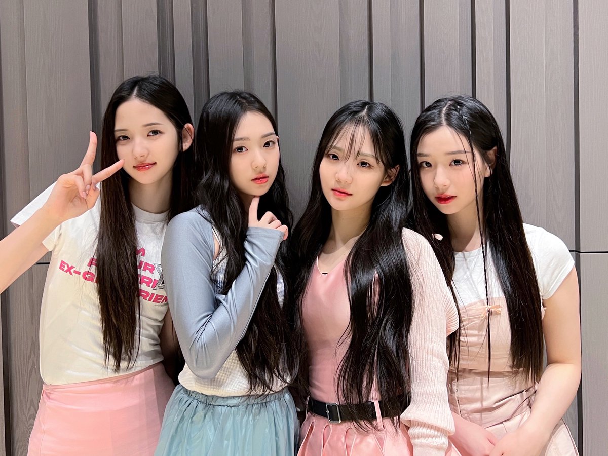 triplescosmos's tweet photo. WAV 만나서 행복한 금요일 밤🍒
설레임 가득 안고 +(KR)ystal Eyes와 함께❤️
주말까지 쭉✨ 함께해요🥰

#tripleS #트리플에스 #トリプルS
#KRystalEyes #크리스탈아이즈
#CherryTalk #AESTHETIC https://t.co/E1N01WcbhR