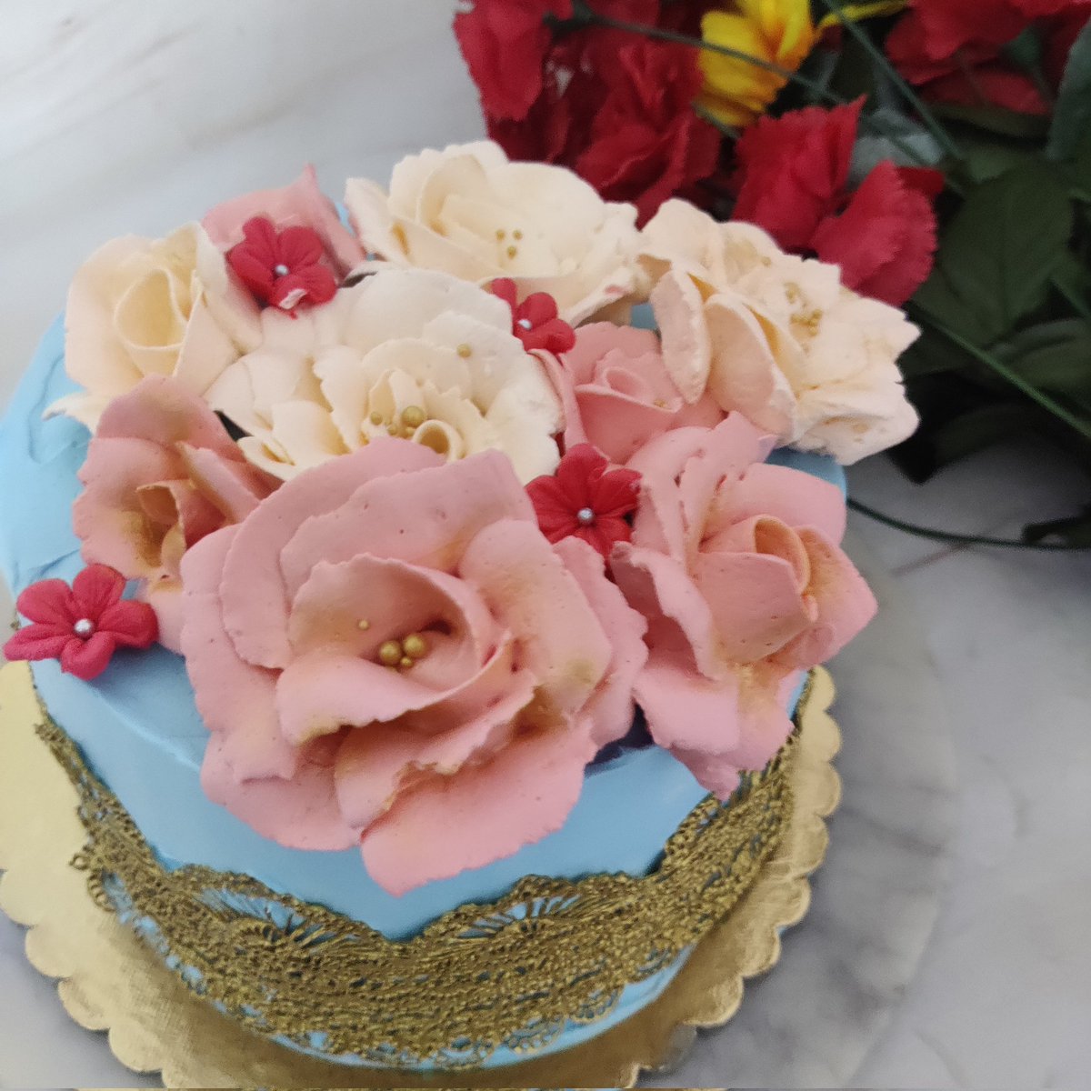 Floral theme cake 🎂🎉🎈🎊🎁
Whipped cream cake with whipped cream flowers and edible lace 🌹.

#madewithlove #miralemasale 
#pansnovens #Birthdaycake
#Flowerthemecake #Whippedcreamcake