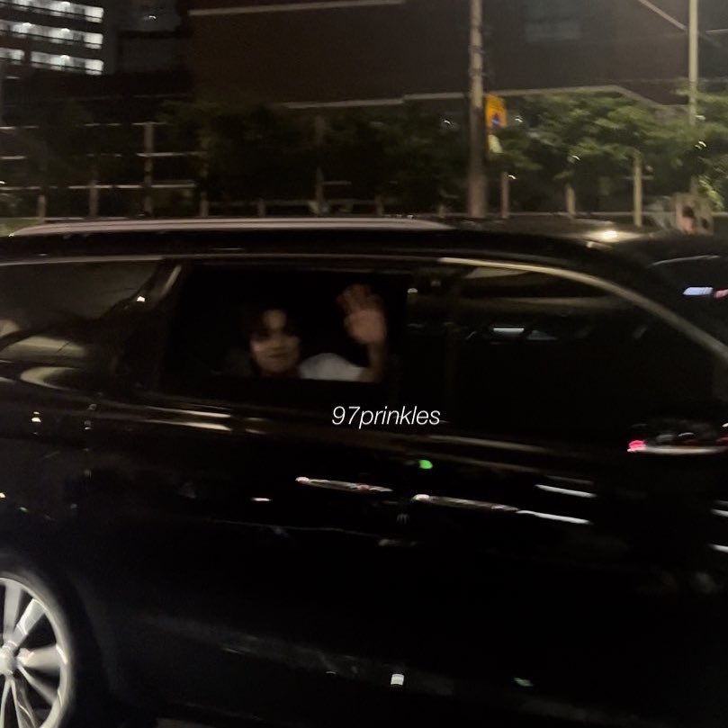 haechan waving to the fans outside the venue🥺