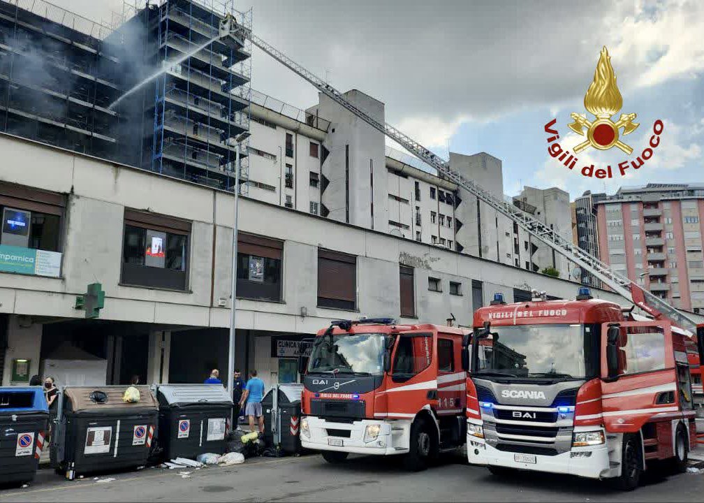 #Roma, dalle 13:50 sei squadre di #vigilidelfuoco al lavoro in zona Colli Aniene: le fiamme hanno coinvolto i ponteggi di un cantiere di un edificio di 8 piani. L’#incendio ha raggiunto il 7º piano, operazioni in corso [#2giugno 15:00]