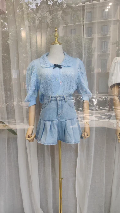 Paseando me he encontrado este conjunto en el escaparate cual no evité hacerle boceto con mi oc Iris viendo si le iria y si 