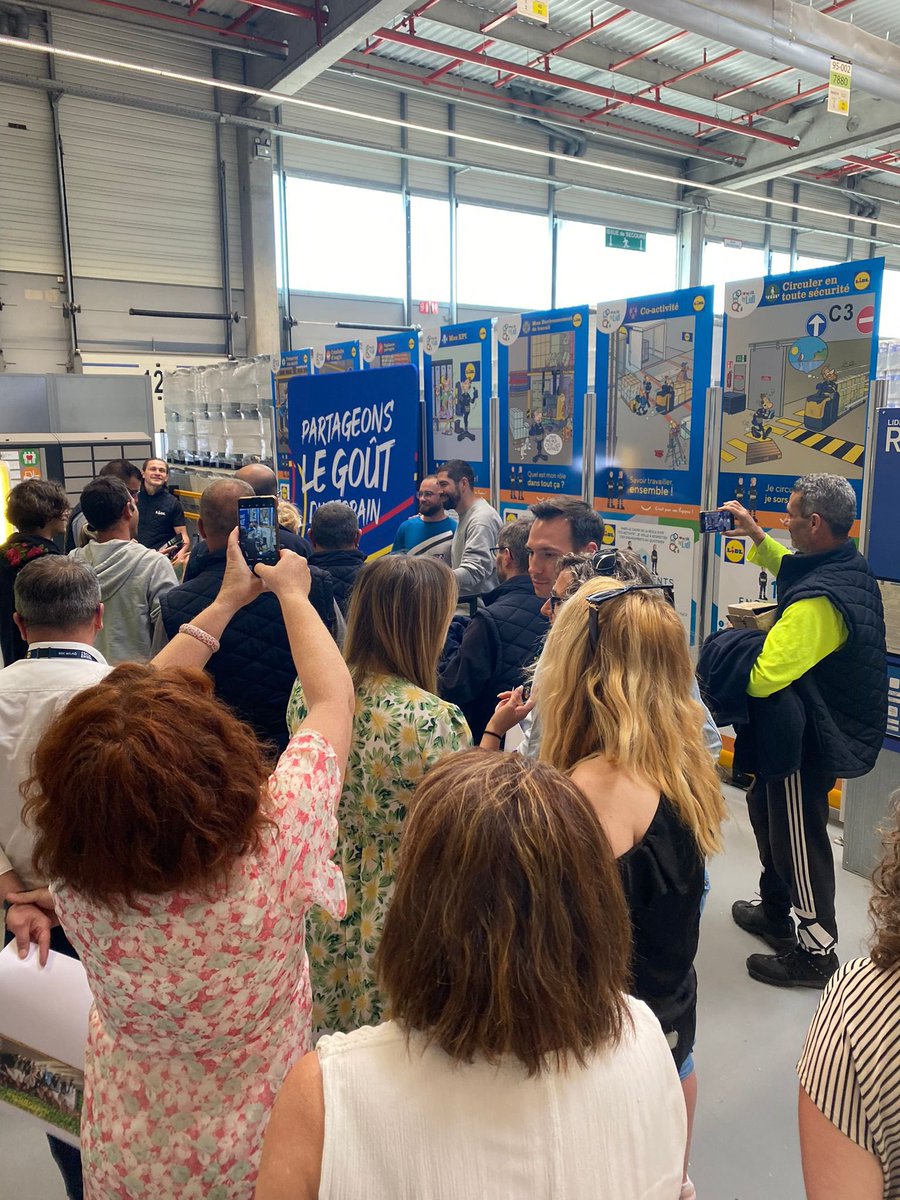 lidlfrance's tweet photo. Hier matin, nous avons eu le plaisir de recevoir la visite de @NKARABATIC sur notre plateforme logistique de Sorigny (37) pour le plus grand bonheur de nos collaborateurs ! 🤾‍♂️🇫🇷
 
Merci Nikola pour ce beau moment de partage 🤝
 
#Handball #PartageonsLeGoutDuTerrain #SoifdExploits https://t.co/xV1bCOwMyj