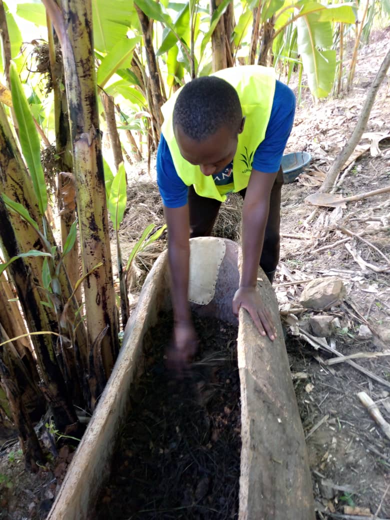 agriresearchclb's tweet image. &quot;We make living by what we get, but we make life by what we give&quot;. Yesterday @agriresearchclb president @123Iraguha has visited a farmer in @GakenkeDistrict where he trained him about #wormcomposting (vermicompost) and he gave him #earthworms to help in decomposition continuously